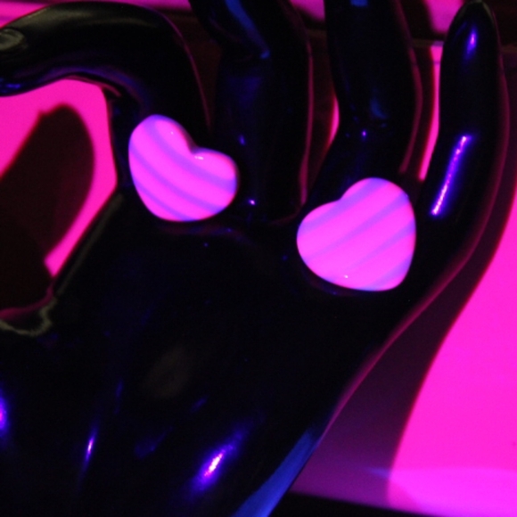 Pink & White Retro Style Heart Earrings ☆GLOWS UNDER BLACK LIGHT☆ - Picture 5 of 8